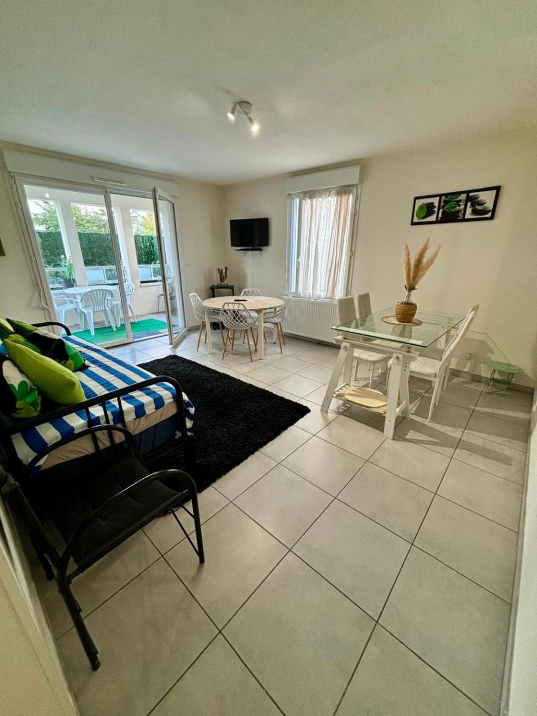 3 Chambres, Metro Tram A 50 M, Double Parking Prive ! Vaulx-en-Velin