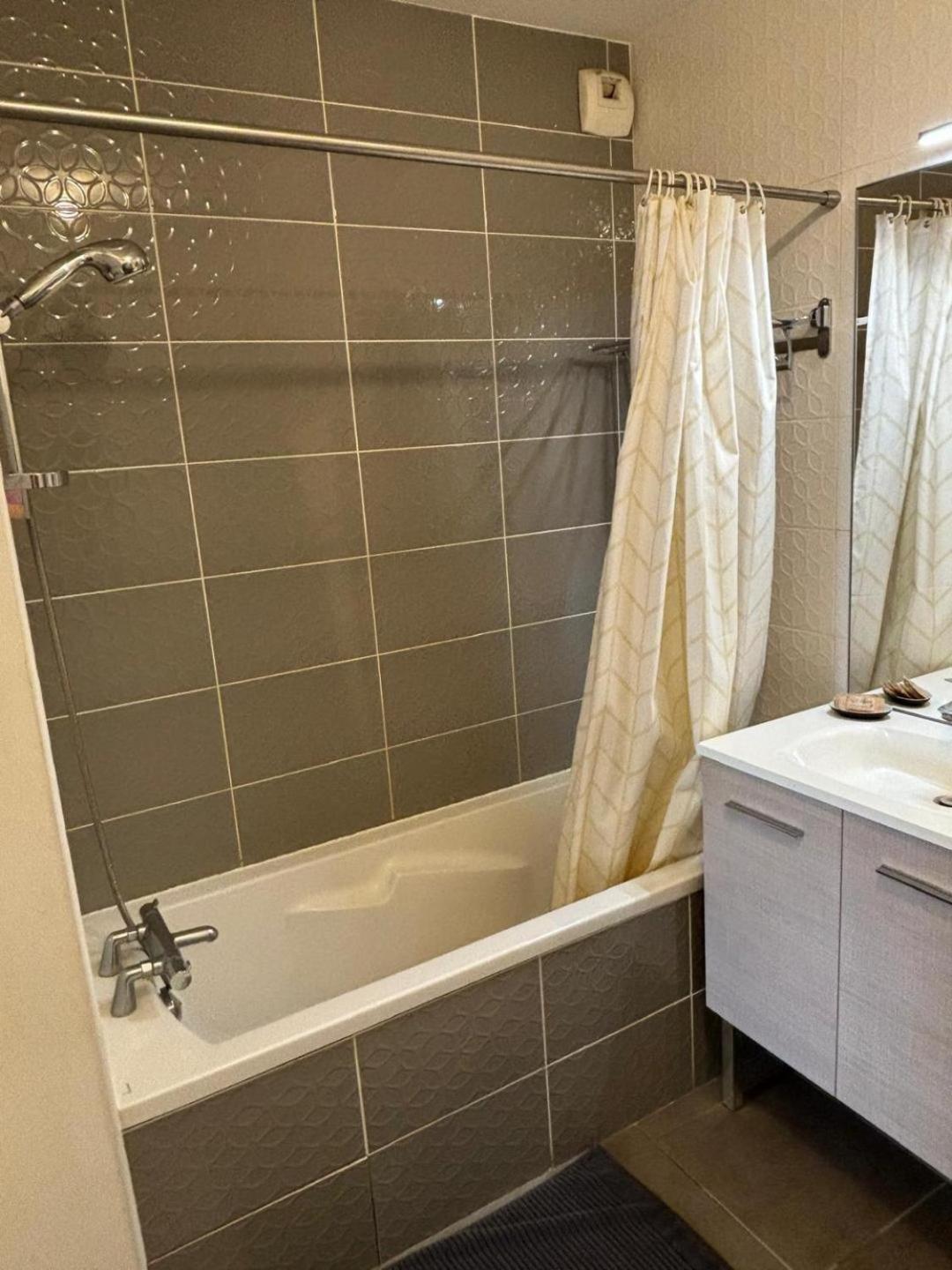 3 Chambres, Metro Tram A 50 M, Double Parking Prive ! *